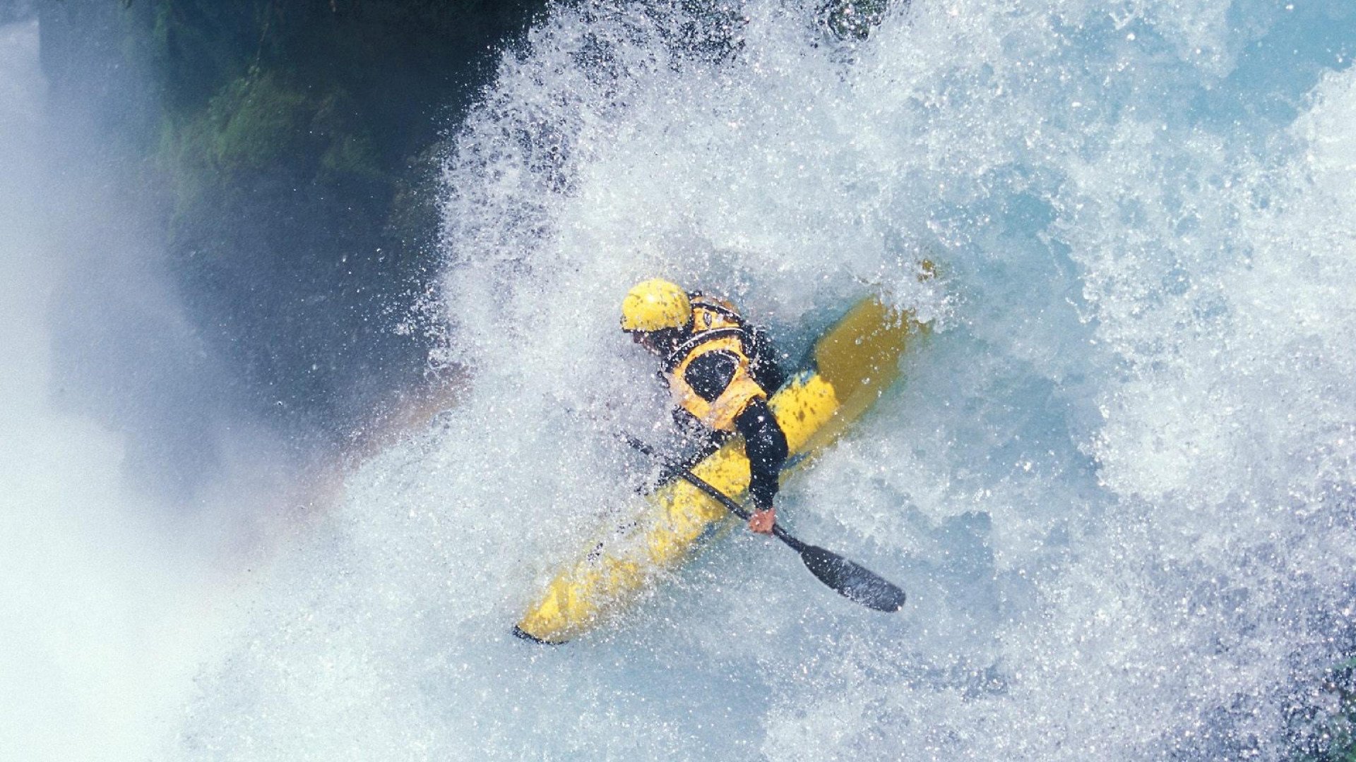 伊朗球员滑倒后完成倒钩破门,网友:“不可复制”,伊朗输球又输人